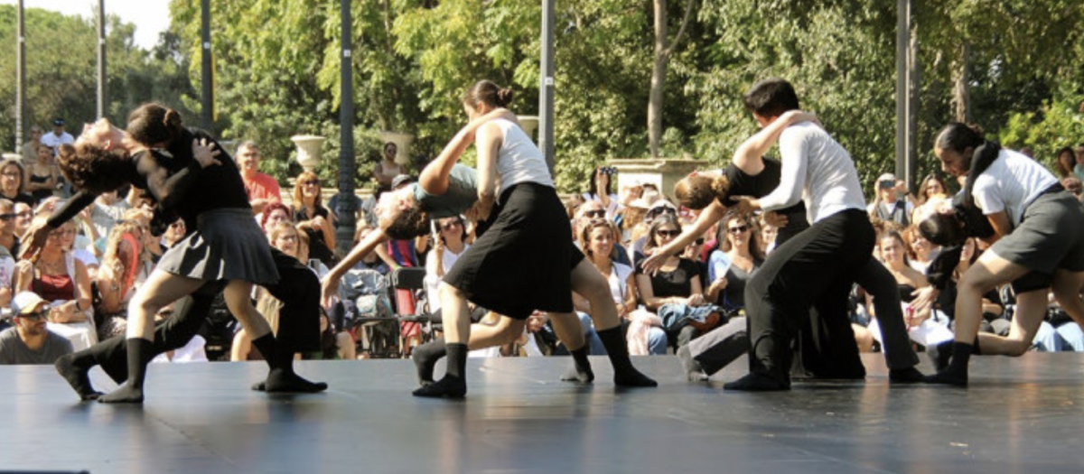 Imagen de archivo de un espectáculo de danza con los bailarines y bailarinas del Conservatori Professional de Dansa de l’Institut del Teatre de Barcelona.
