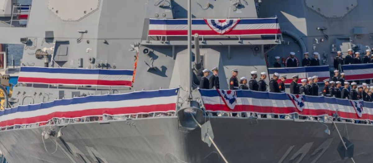 La tripulación del USS John Basilone (DDG 122), destructor de misiles guiados de la clase Arleigh Burke, durante la ceremonia de puesta en servicio celebrada en Nueva York el 9 de noviembre