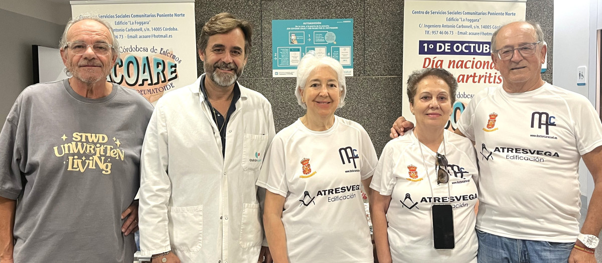 Mesa informativa sobre la artritis en el Hospital Quirónsalud Córdoba