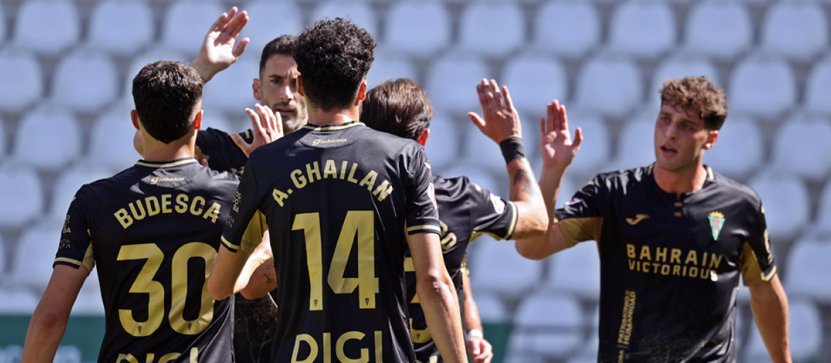 Los jugadores del Córdoba celebran un gol en un amistoso de entrenamiento
