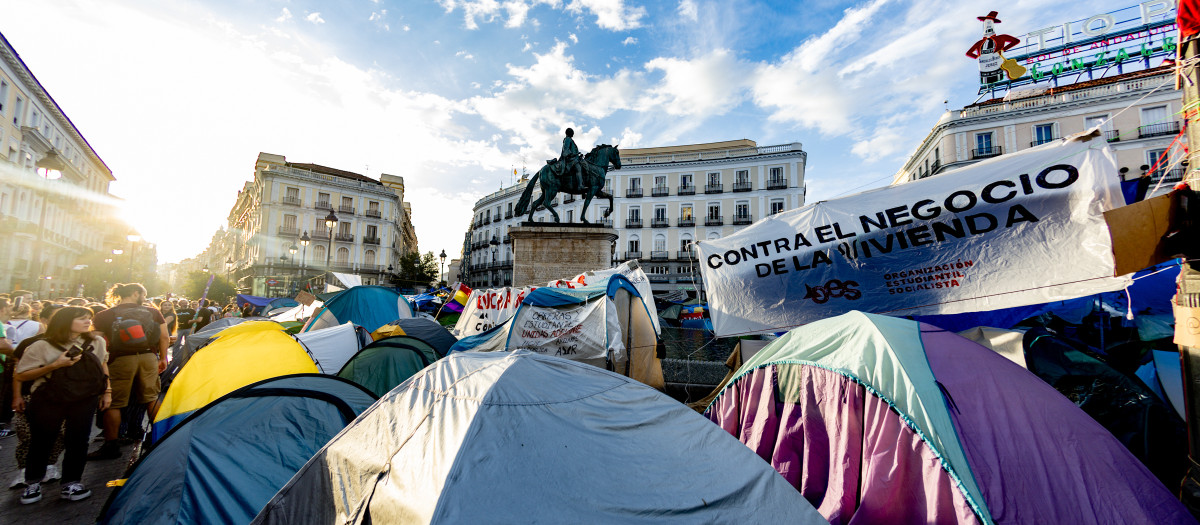 Decenas de personas acampadas en la Puerta del Sol