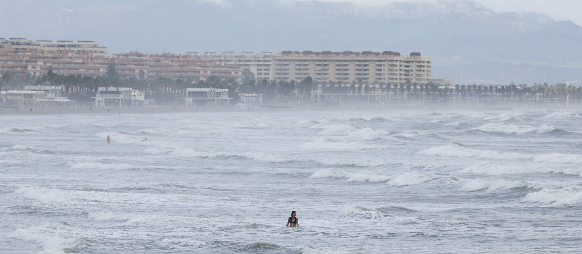 Vista general de la playa de la Malvarrosa durante este viernes