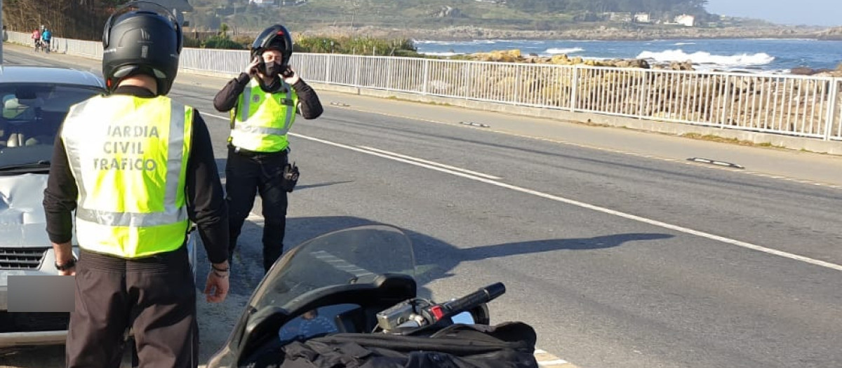 Los motoristas camuflados son habituales, solo se ponen el chaleco al bajarse