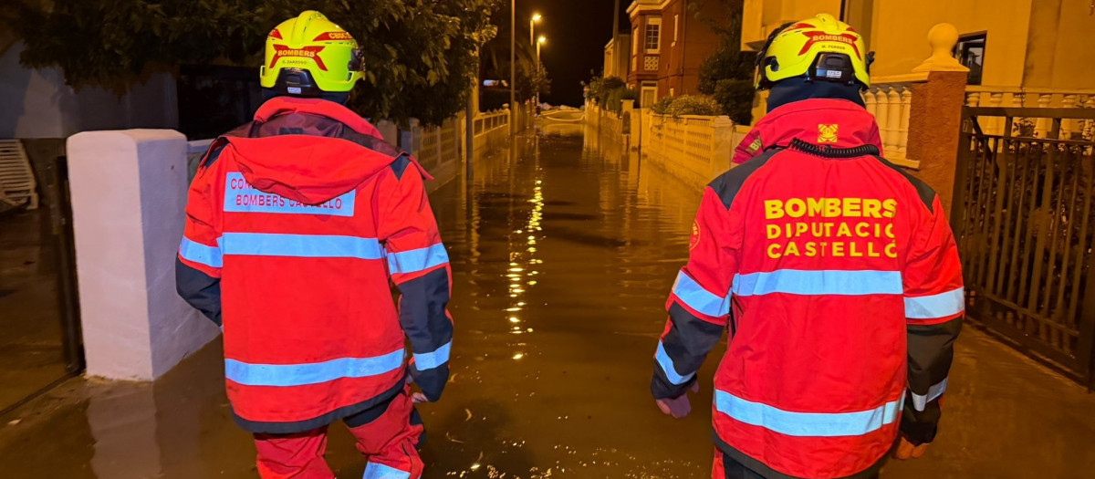Efectivos de bomberos durante las lluvias en Castellón