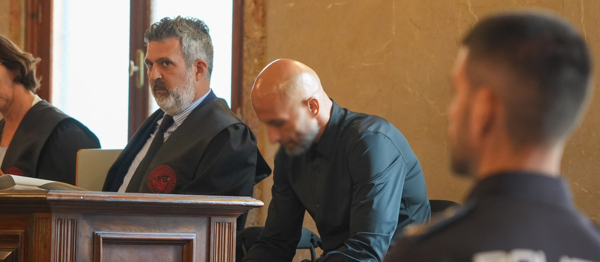 El procesado junto a su abogado de oficio