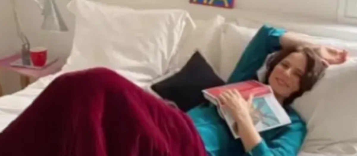 La actriz Aitana Sánchez-Gijón en el dormitorio de su casa