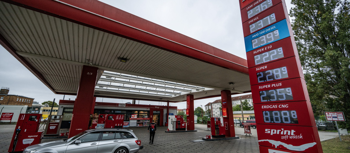 Una valla publicitaria digital muestra los precios del combustible en una gasolinera de Berlín