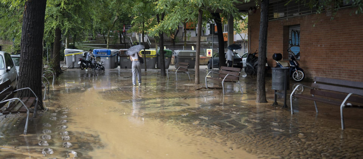 Una persona camina por la calle en el barrio de Canyelles-Nou Barris, a 29 de septiembre de 2026, en Barcelona, Cataluña (España)