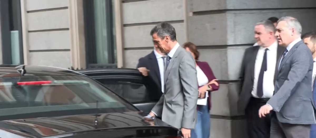 El presidente del Gobierno, Pedro Sánchez, abandonando el Congreso de los Diputados