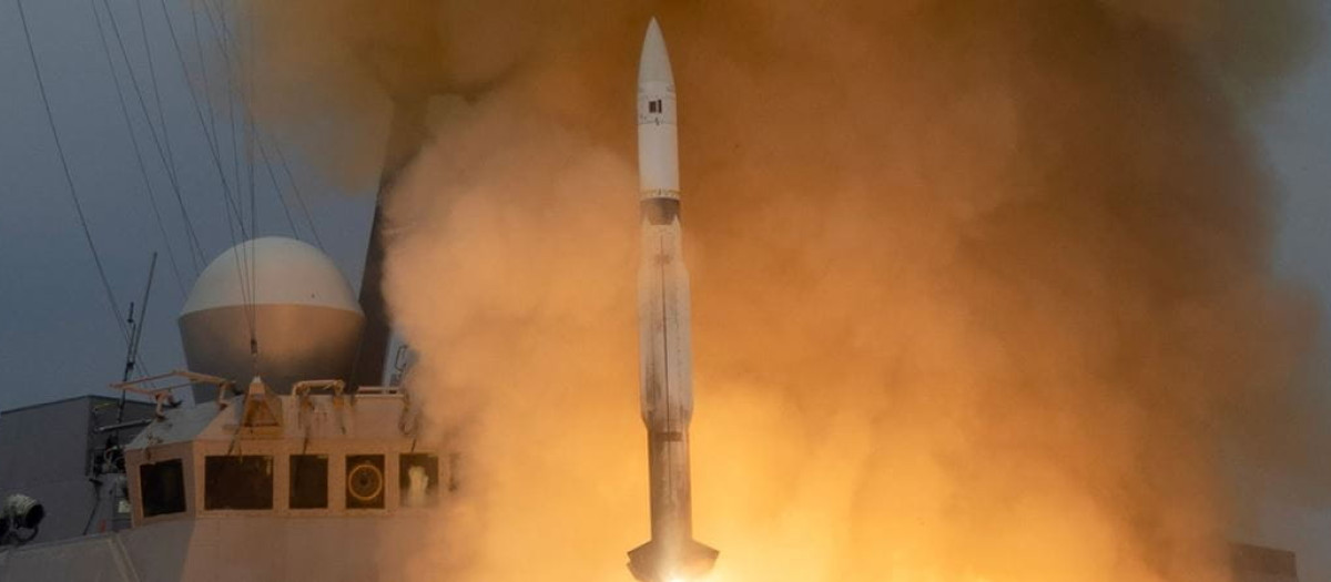 Lanzamiento de un misil SM-2 de la compañía Raytheon