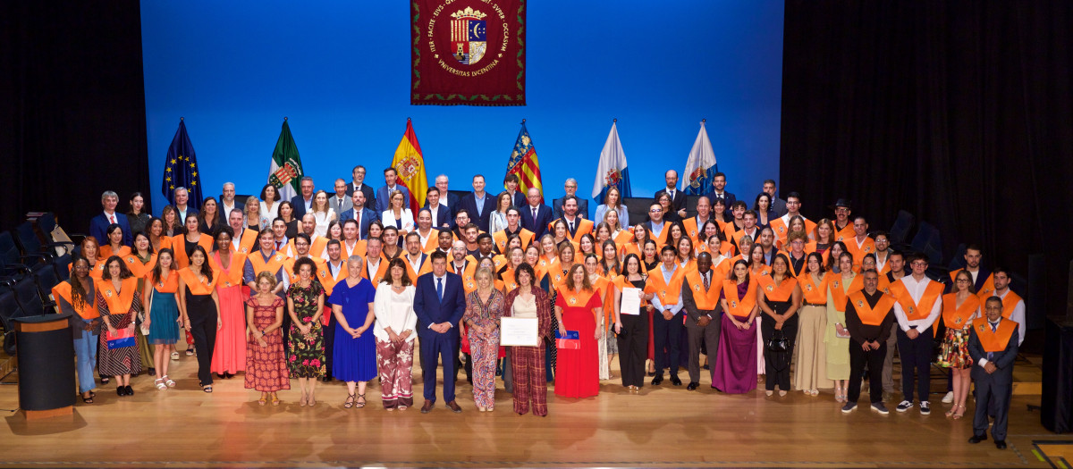 Foto de grupo del acto de clausura de programas de posgrado 2025-2026