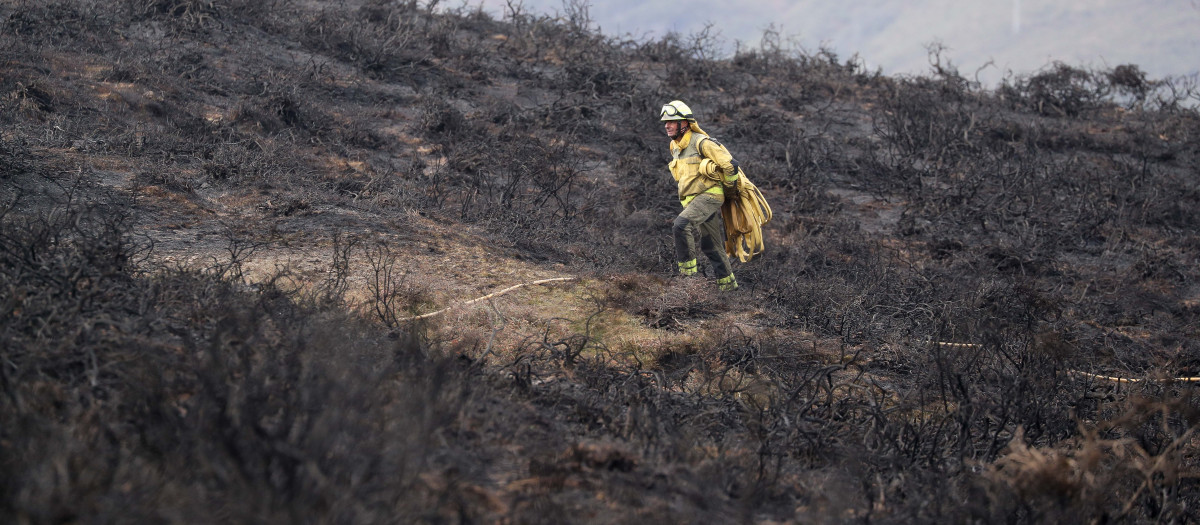 Loibán y A Leborada, Ourol, Lugo. Incendio en Loibán, declarado en la tarde del martes y que obligó a la evacuación de varias aldeas situadas en la Serra de Loibán debido a la proximidad a las casas. La llegada de lluvia ha acelerado el control del fuego, pese a que, a estas horas continúan las labores de control y extinción