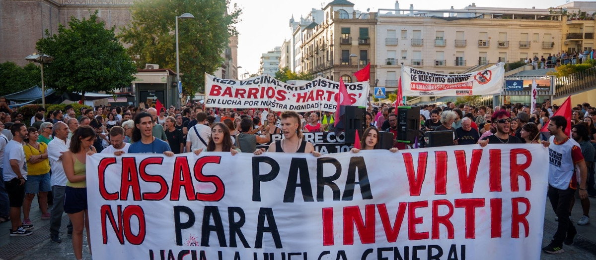 Concentración en Sevilla por el derecho a la vivienda.

REMITIDA / HANDOUT por FRANCISCO J.OLMO
Fotografía remitida a medios de comunicación exclusivamente para ilustrar la noticia a la que hace referencia la imagen, y citando la procedencia de la imagen en la firma
02/10/2026