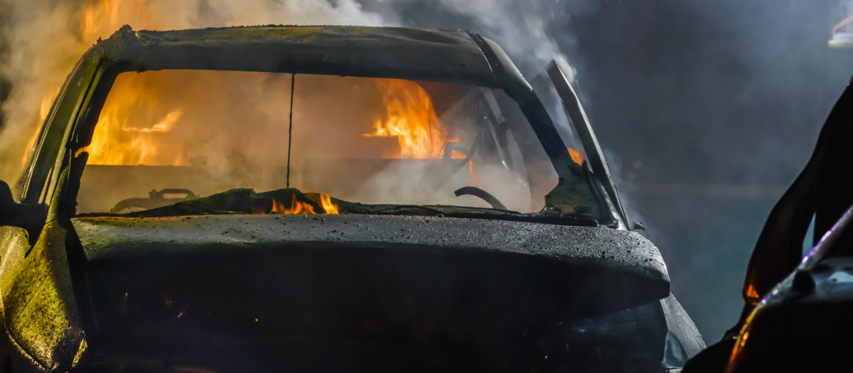 Imagen de archivo de un coche en llamas