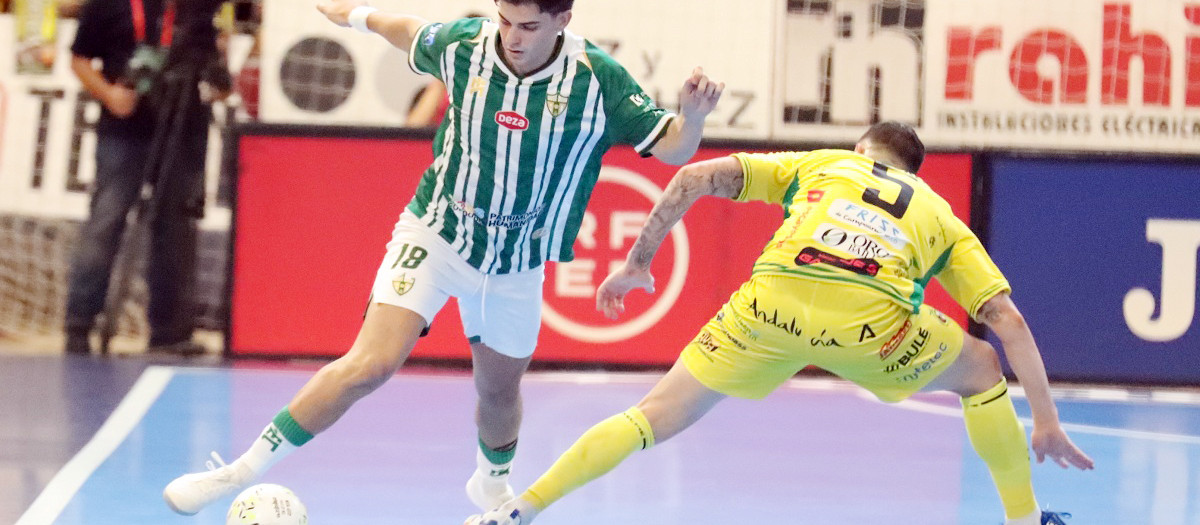 El joven Alberto Peinado en una acción del duelo ante el Jaén Paraíso Interior