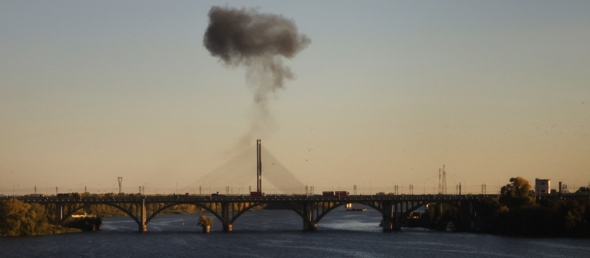 El humo se eleva sobre un puente que cruza el río Dniéper tras un ataque con drones en Kiev