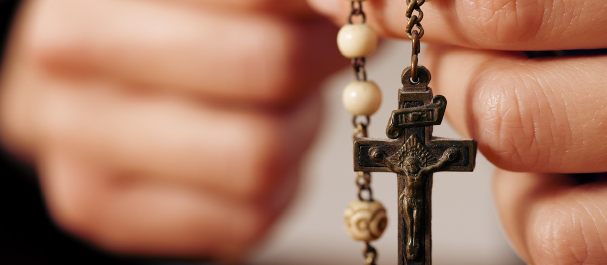 El rezo del rosario, además de su poder espiritual, es beneficioso para la salud