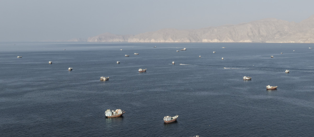 Una vista aérea muestra barcos anclados frente a la costa de Khasab, en la gobernación de Musandam, en Omán, cerca del estrecho de Ormuz
