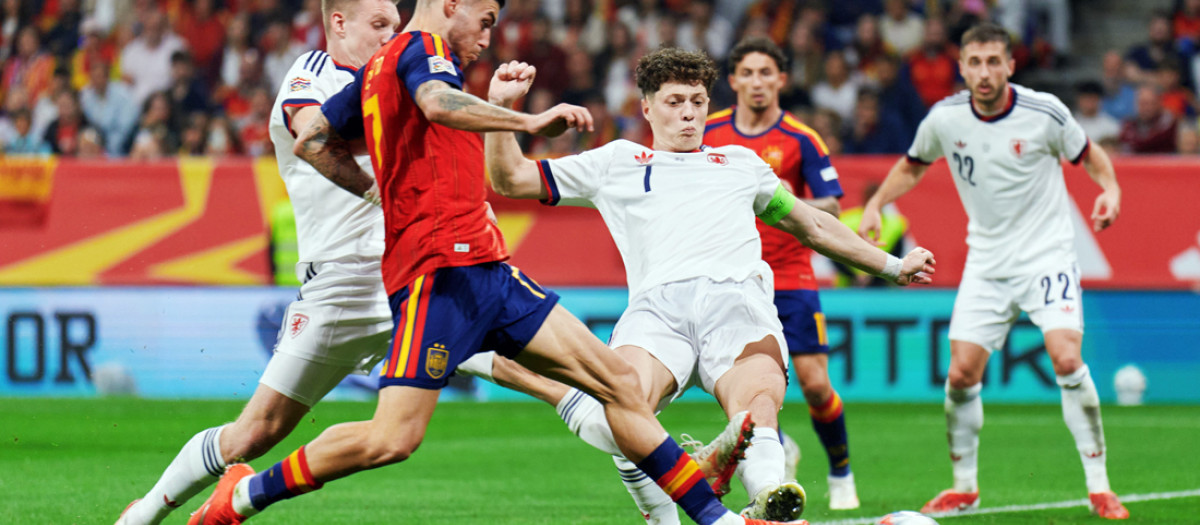 Roberto Fernández con España en Oviedo