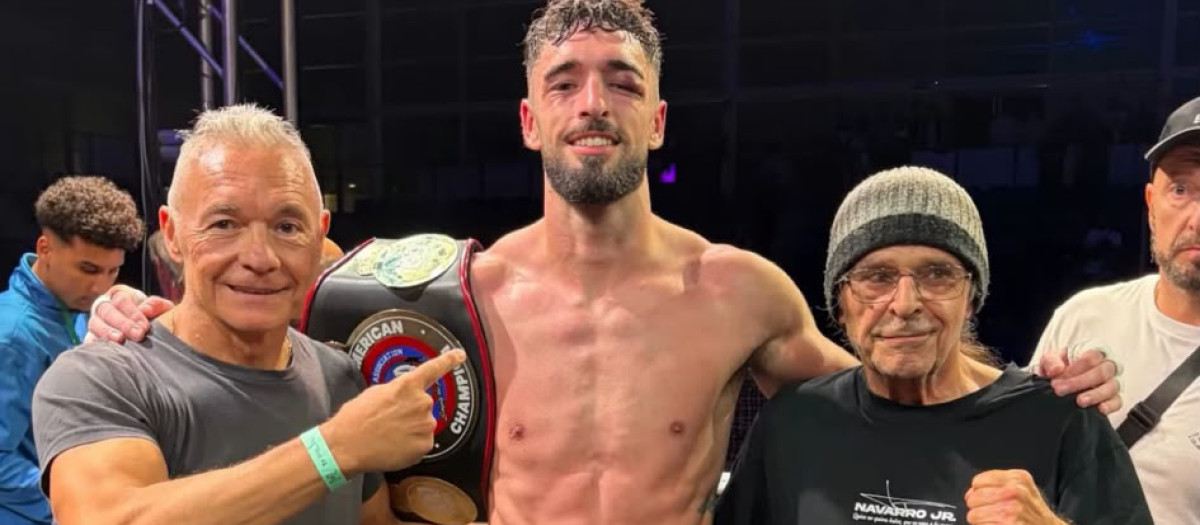 Navarro Jr, con el rostro visiblemente castigado, junto a su padre y a su entrenador