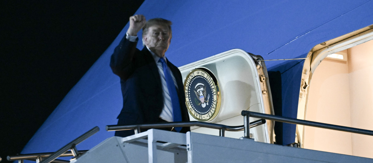 El presidente estadounidense Donald Trump sube al Air Force One en el Aeropuerto Internacional de Dayton, Ohio