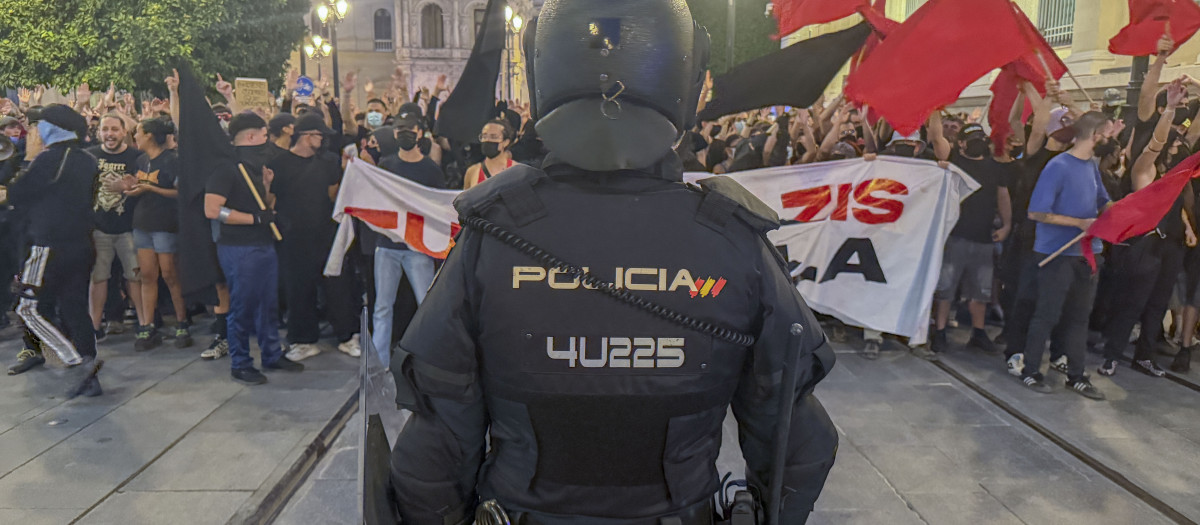 Grupos antifascistas se han concentrado este sábado en Sevilla para impedir que miembros del Nucleo Nacional se concentraran en el centro de la capital andaluza