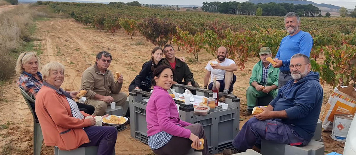 Pedro Encinas y María del Mar Arauzo mantienen viva la tradición de elaborar su propio vino y mosto junto a sus nietos Laura y Daniel, transmitiendo el amor por la tierra y la memoria familiar