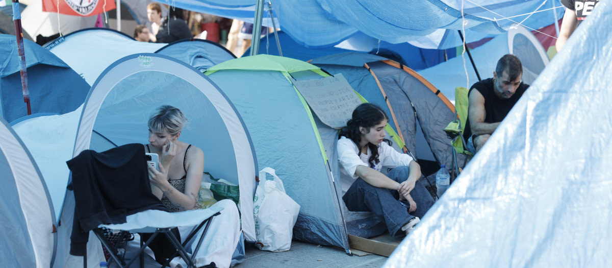 Imagen de la acampada espontánea por la vivienda que comenzó este sábado en Valencia