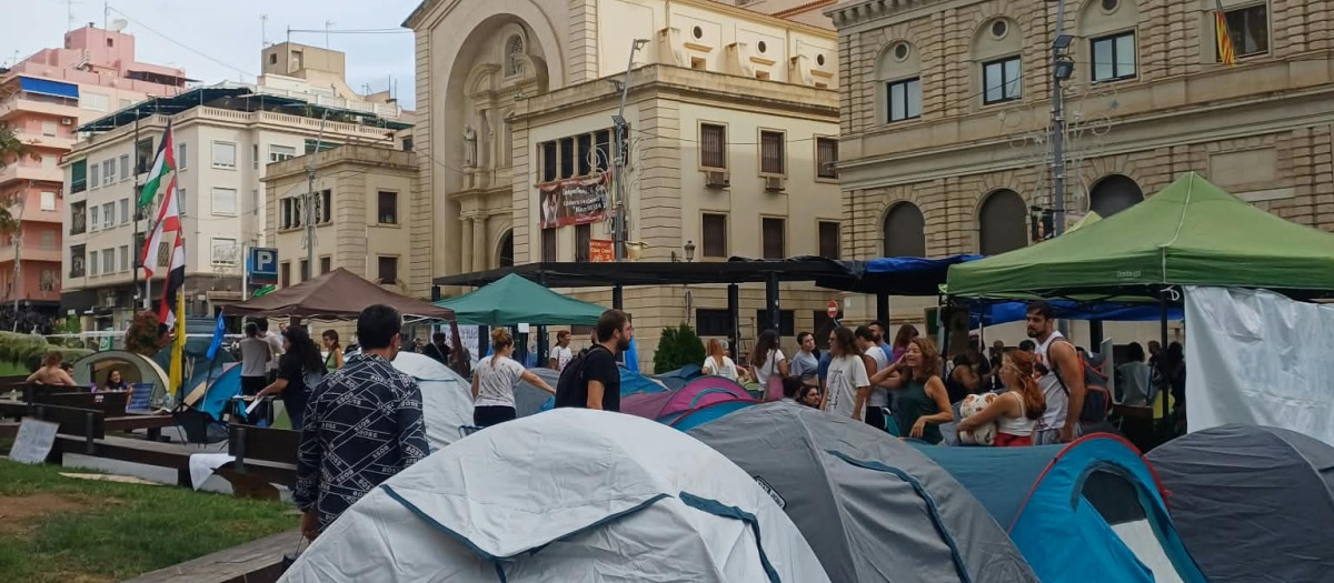 Imagen de la acampada por la vivienda en Alicante