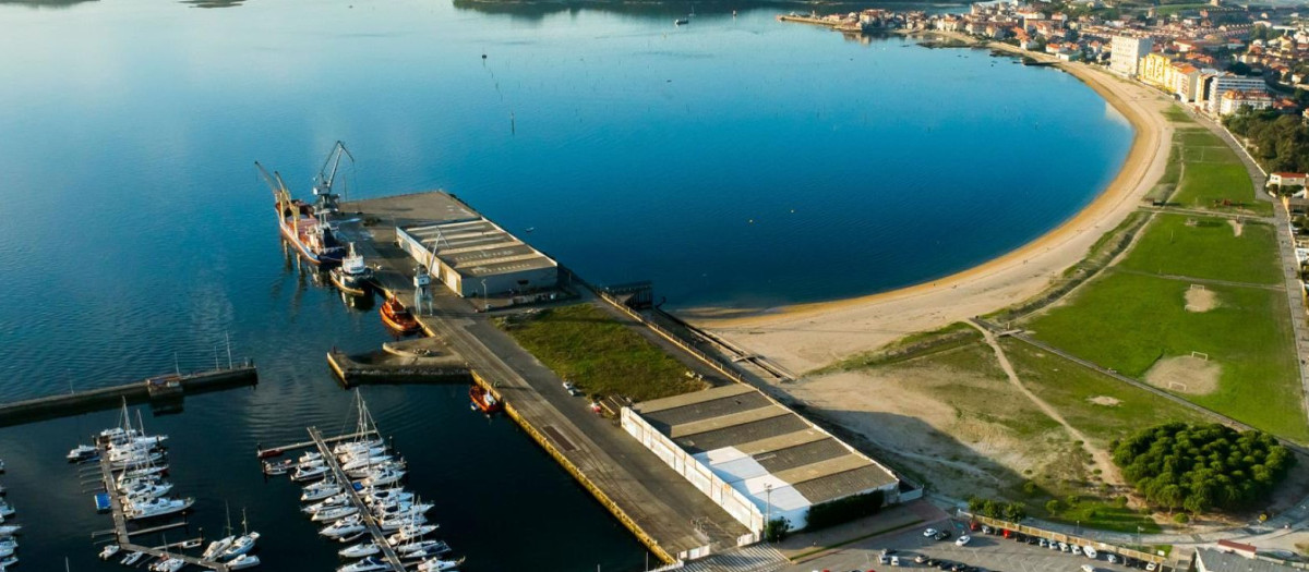 Buscan al conductor de un camión que cayó al mar en Vilagarcía