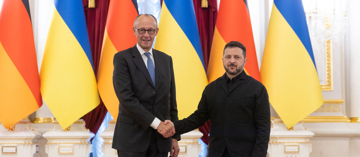 , el presidente de Ucrania, Volodimir Zelenski, estrecha la mano del canciller alemán Friedrich Merz