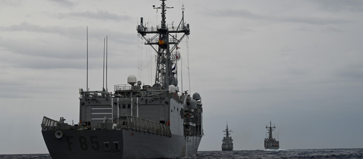 Las fragatas ‘Navarra’ y ‘Cristóbal Colón’,  durante su despliegue por el mar Mediterráneo, se encuentran con la fragata ‘Santa María’, que navega en demanda del océano Índico para incorporarse a la Operación Atalanta