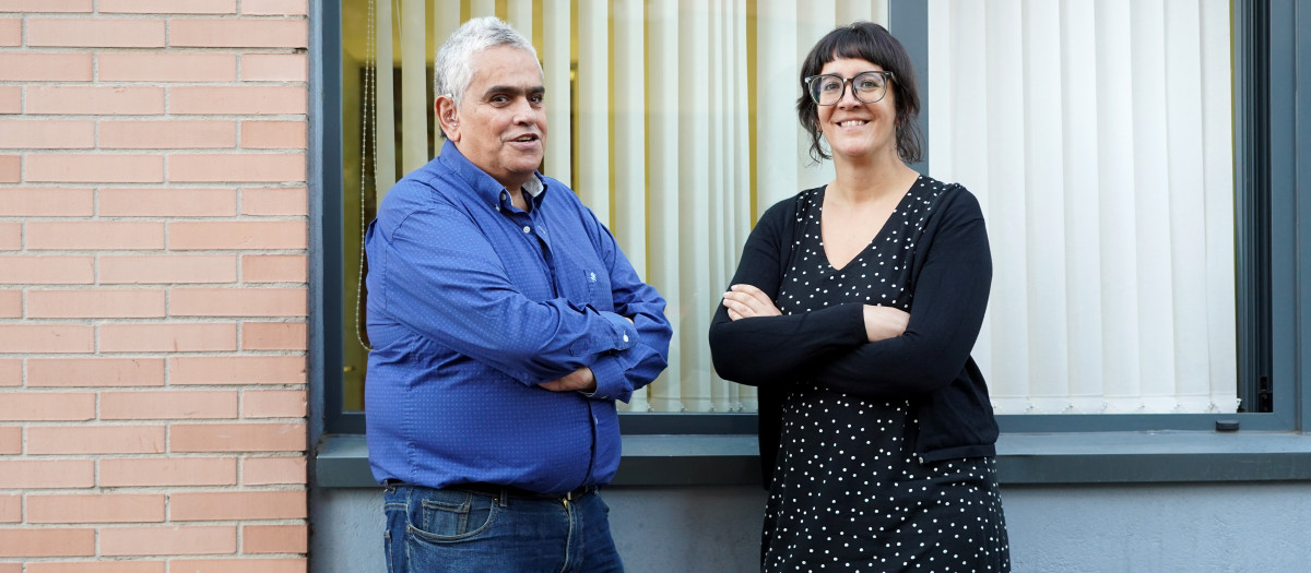 Roberto Gijón, persona apoyada por la Fundación Futudís y María Jerez, responsable de Proyectos