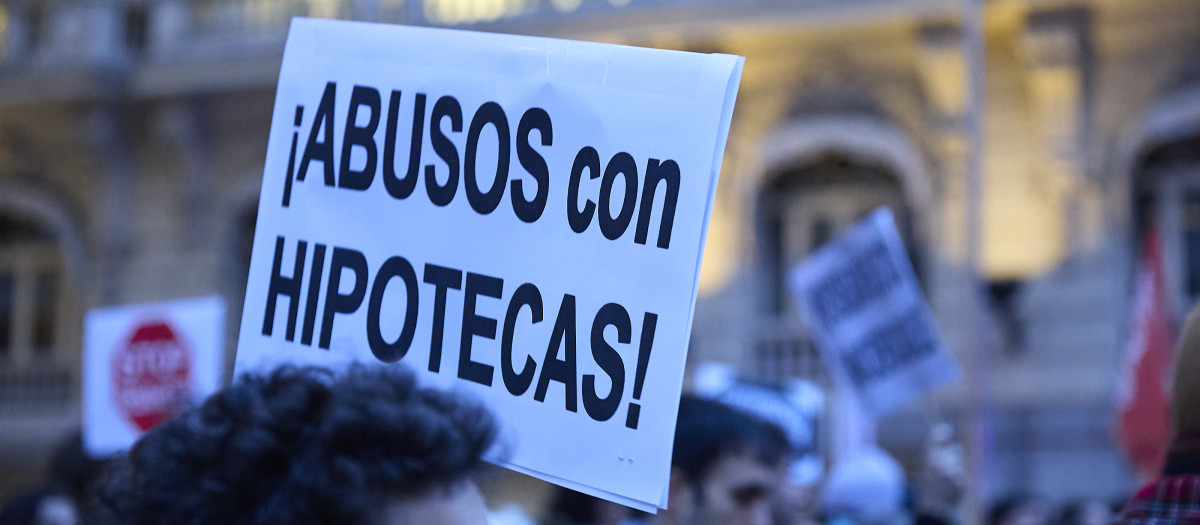 Imagen de una pancarta durante una manifestación por la vivienda