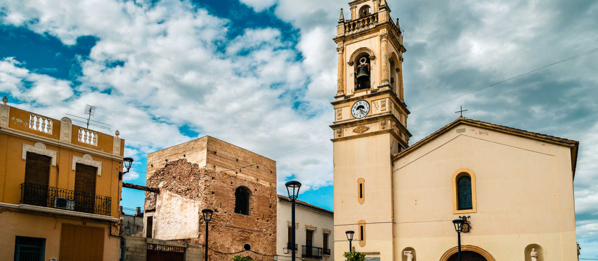 Imagen de archivo de la plaza y la iglesia de Massalaves, Valencia