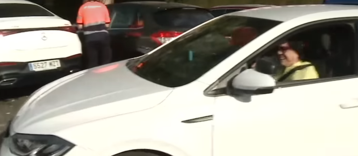Antonia al volante del coche de la autoescuela