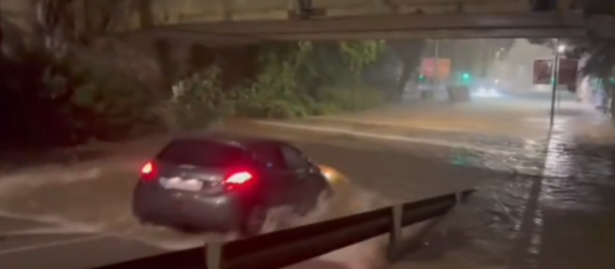 El conductor del Peugeot se mete en el charco sin saber la profundidad