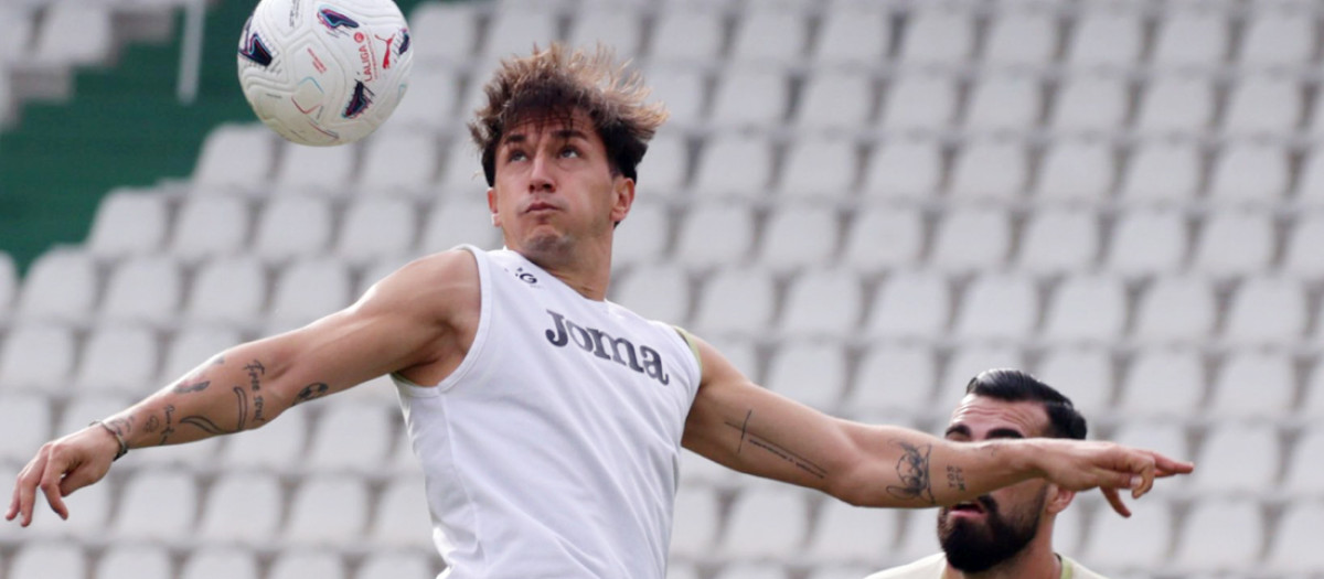 Carracedo intenta controlar un balón aéreo