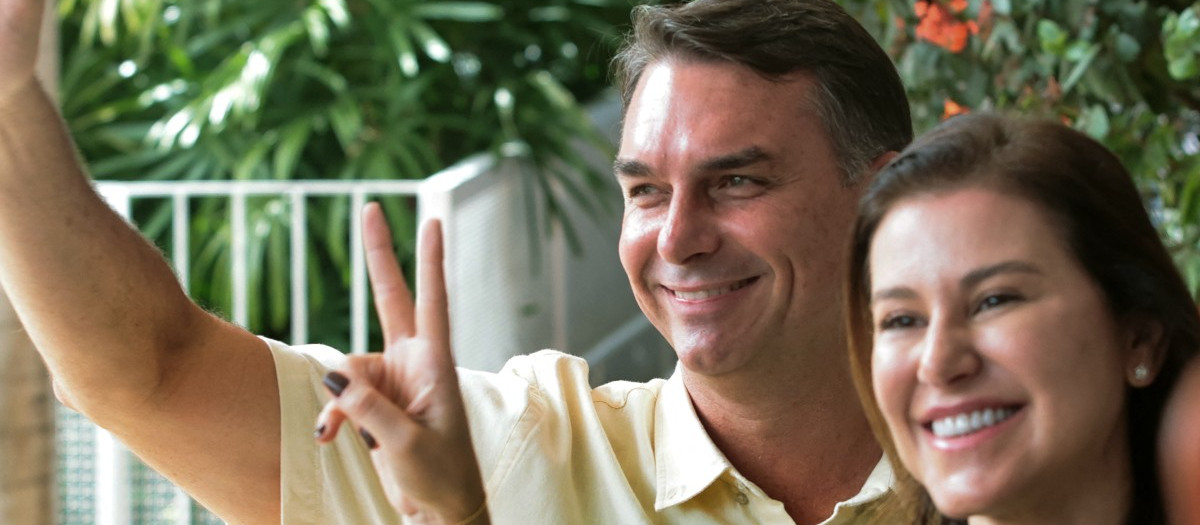 Brazil's right-wing senator and presidential candidate for the Liberal Party (PL) Flavio Bolsonaro and his wife Fernanda Bolsonaro gesture during the presidential election, in Rio de Janeiro, Brazil, on October 4, 2026. Brazilians head to the polls deeply polarized in a nail-biting first-round presidential election and under the shadow of US President Donald Trump, who has backed conservative candidates in recent elections in Latin America. (Photo by Douglas SHINEIDR / AFP)