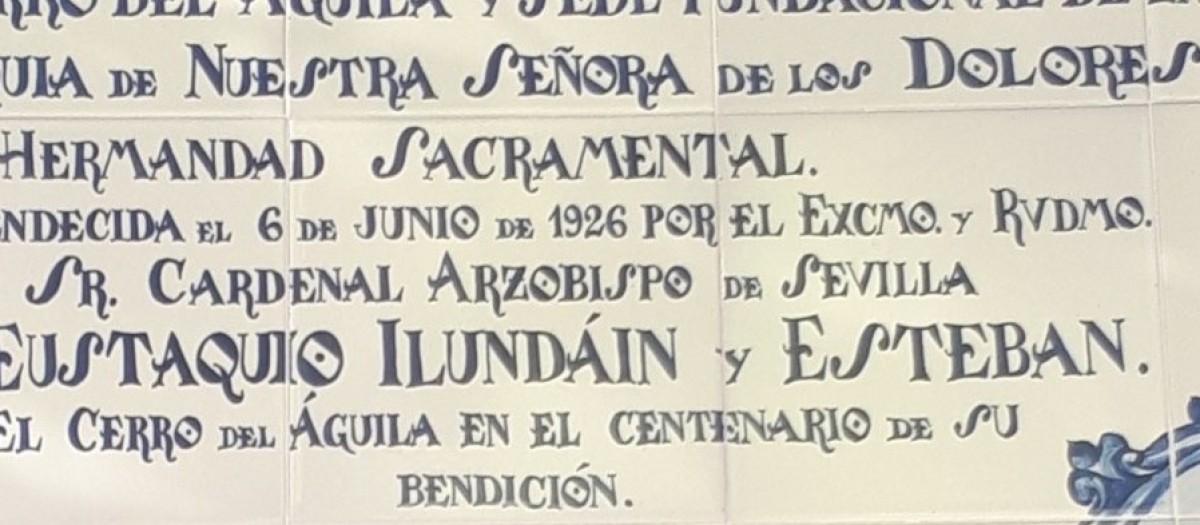Azulejo donde consta el nombre del cardenal Ilundáin