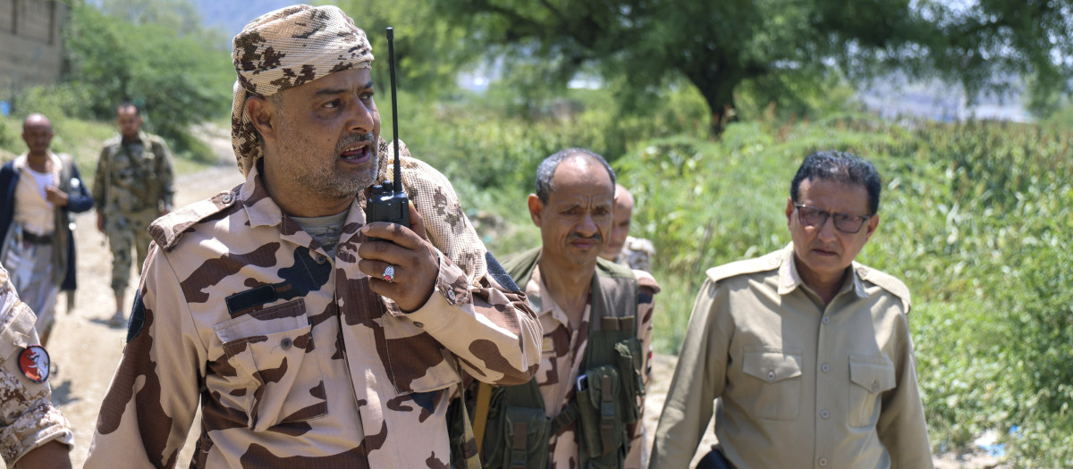 Soldados del gobierno yemení respaldados por Arabia Saudí cerca del frente de Jabal Han, al oeste de la ciudad de Taiz