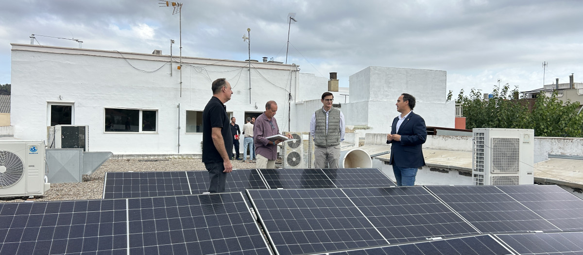 Visita institucional a la instalación de placas fotovoltaicas