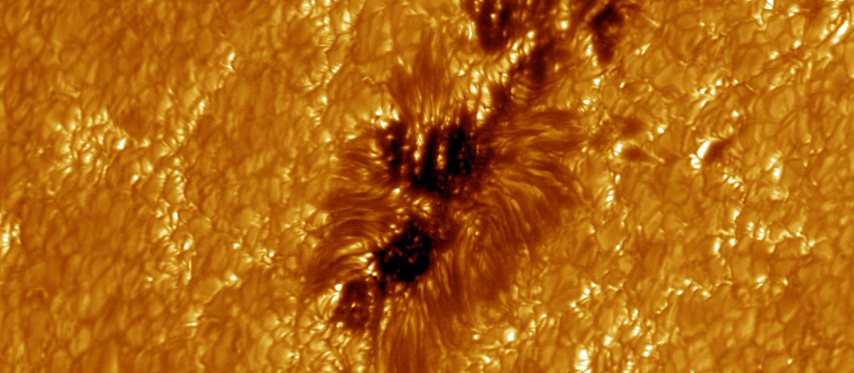 Mancha solar cerca del limbo solar