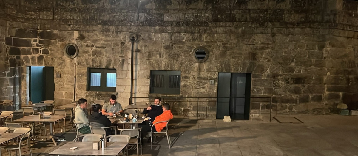 Fotografía de los baños públicos en el Obradoiro, publicada en X

REMITIDA / HANDOUT por ADRIÁN VILLA
Fotografía remitida a medios de comunicación exclusivamente para ilustrar la noticia a la que hace referencia la imagen, y citando la procedencia de la imagen en la firma
05/10/2026