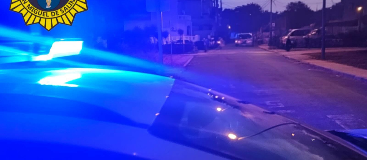 Imagen de una patrulla de la Policía Local de San Miguel de Salinas