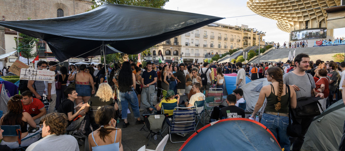 Acampada en la plaza de La Encarnación de Sevilla