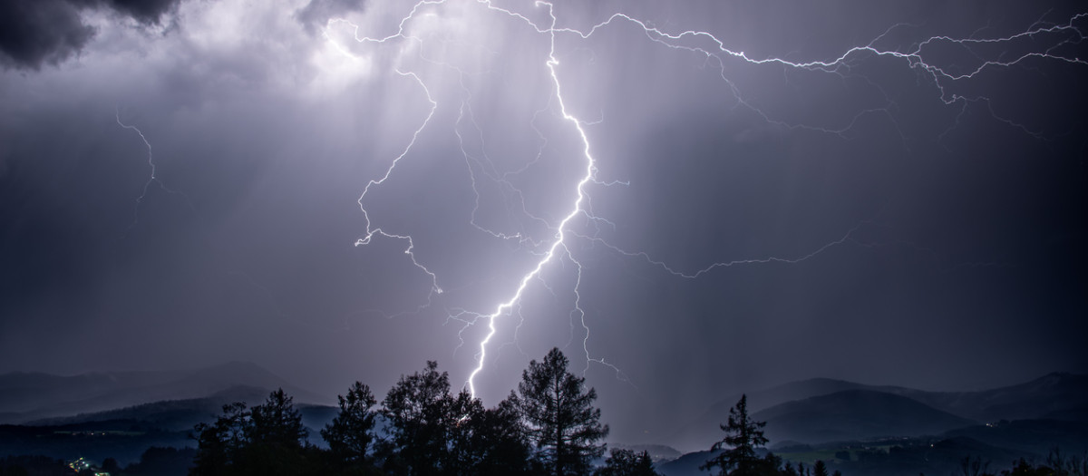 Rayo en medio de una tormenta
