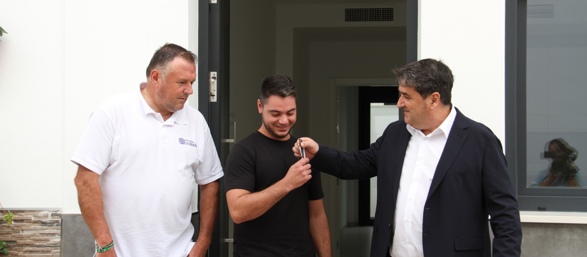 Raúl recibe las llaves de uno de los inuebles sorteados