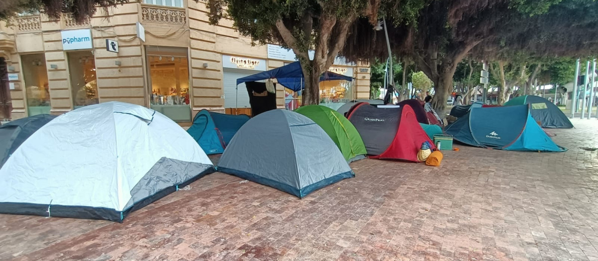 Acampada de protesta por la situación de la vivienda en la Plaza de Emilio Pérez de Almería