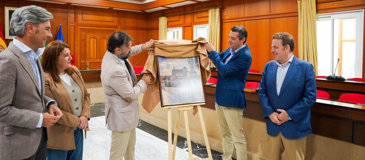 Juan Serrano y José María Bellido descubren el cartel anunciador de las fiestas de San Rafael